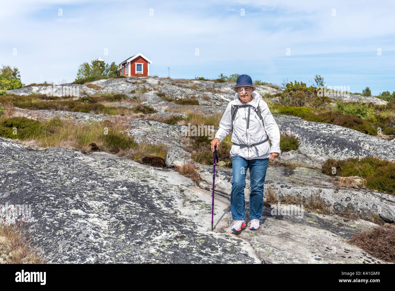 A l'aide d'un bâton de marche marche sur une île dans l'archipel de Stockholm Banque D'Images