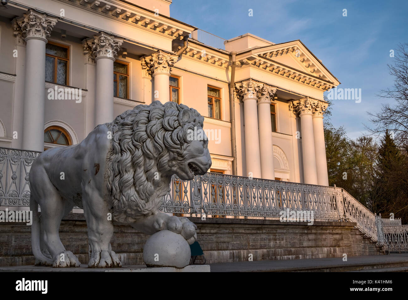 Sculpture du Lion par près de palais Yelagin à Saint-Pétersbourg, Russie Banque D'Images