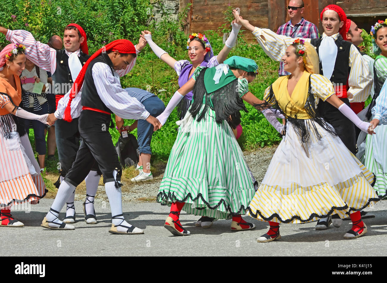 EVOLENE, SUISSE - Le 14 août : Catalan danseurs de Rubi en costumes traditionnels : 14 août 2017, d'Evolène en Suisse Banque D'Images