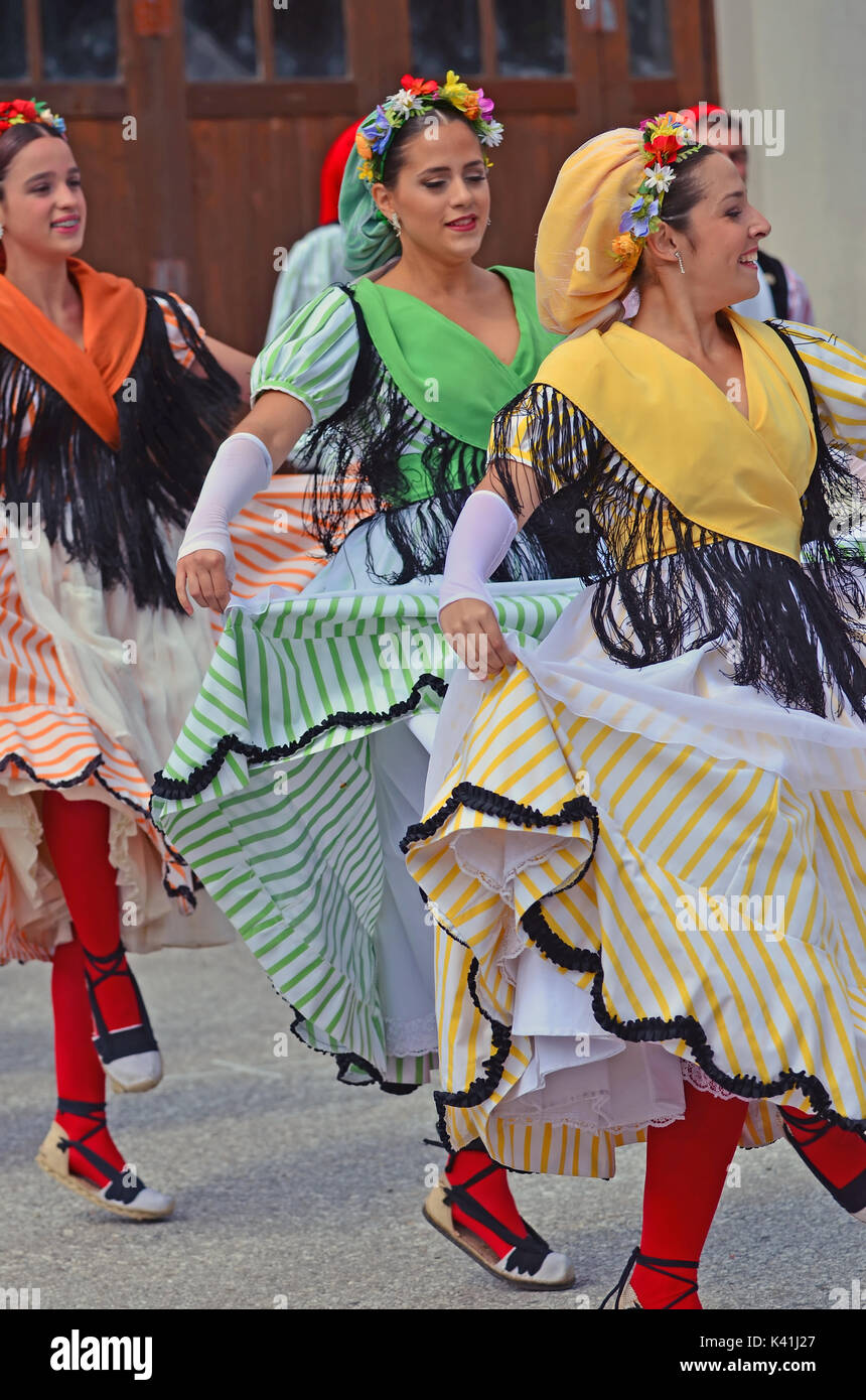 EVOLENE, SUISSE - Le 14 août : Catalan danseurs de Rubi en costumes traditionnels : 14 août 2017, d'Evolène en Suisse Banque D'Images