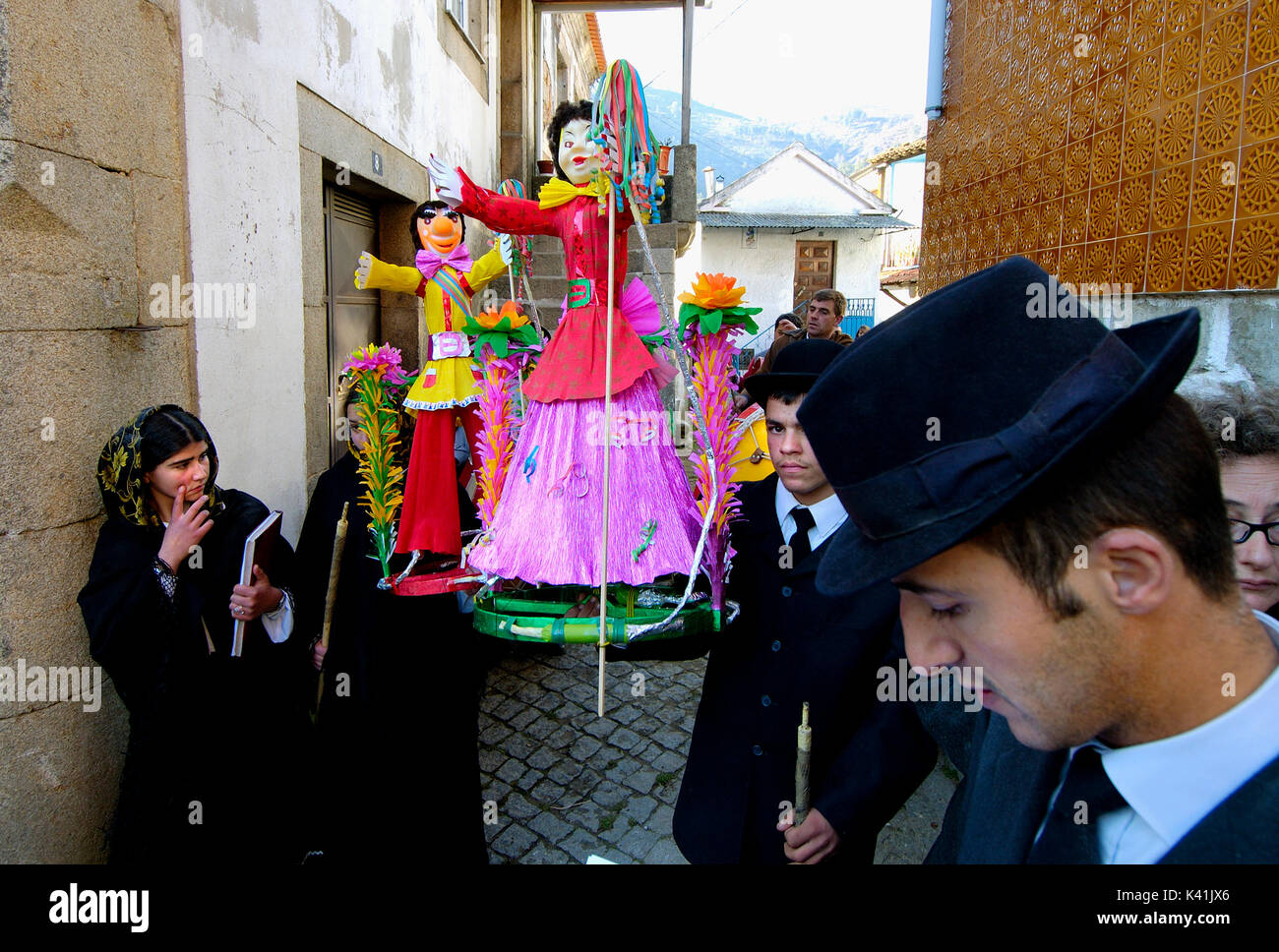 Traditionnelle procession pendant le carnaval. Podence, Tras os Montes, Portugal Banque D'Images