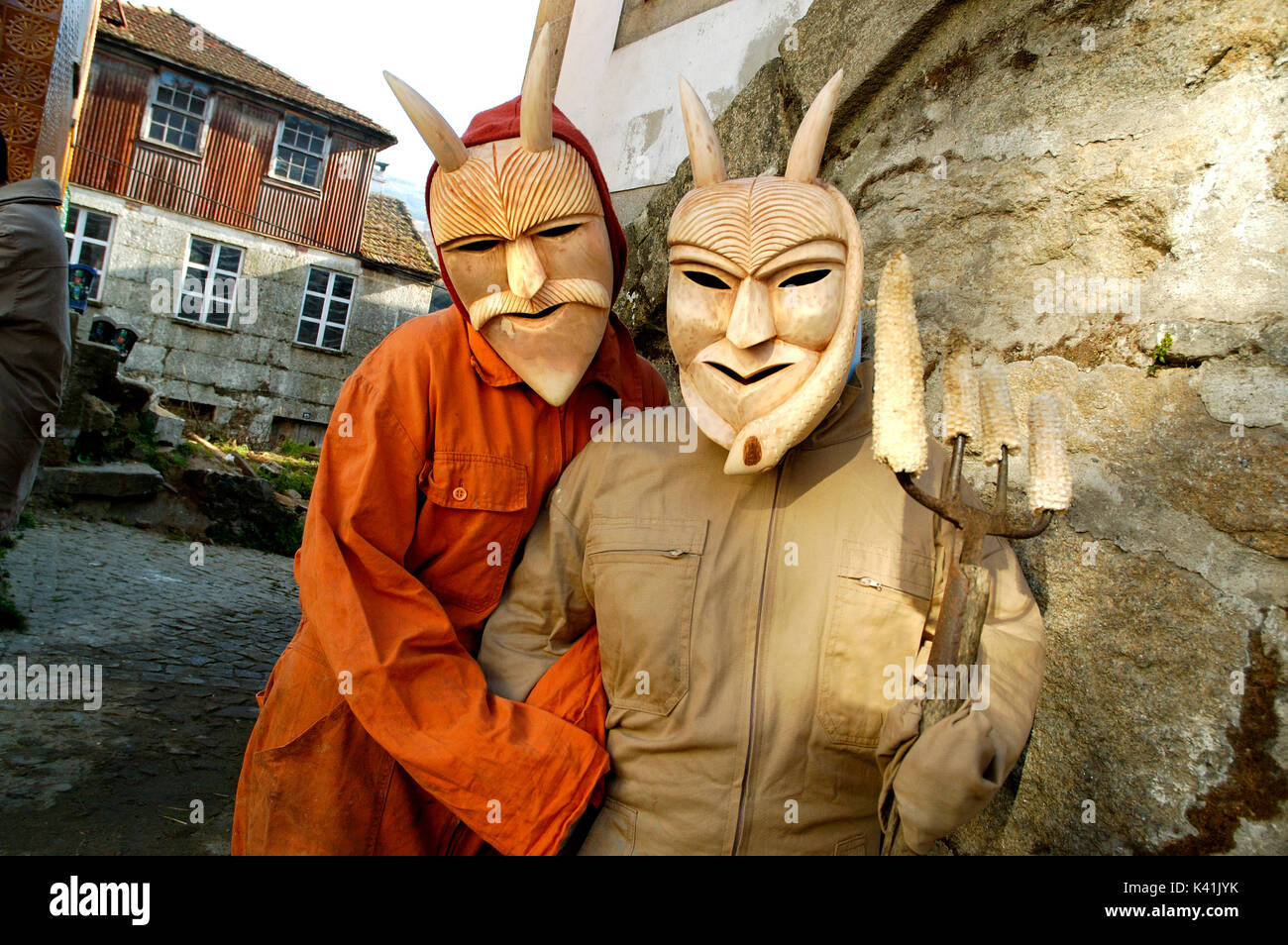 Les masques en bois traditionnels pendant le carnaval. Lazarim, Beira Alta,  Portugal Photo Stock - Alamy