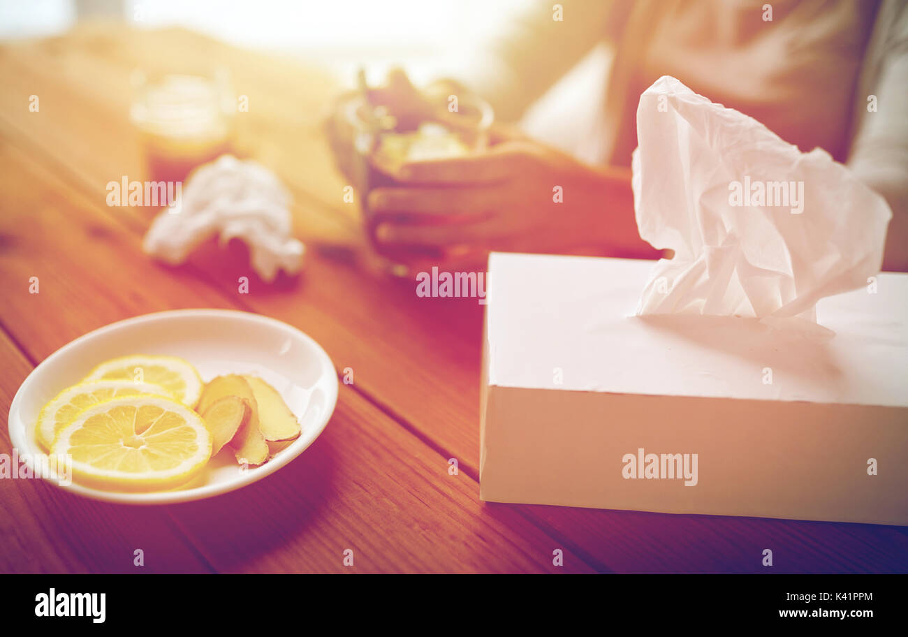 Femme malade de boire du thé au citron et gingembre Banque D'Images