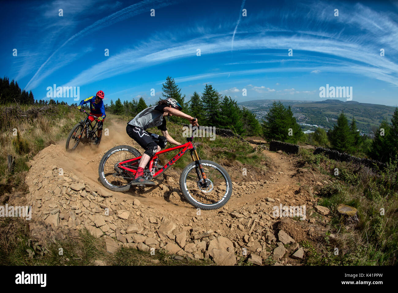 Deux cyclistes de montagne monter un sentier poussiéreux au Bikepark de galles près de la ville de Merthyr Tydfil au Pays de Galles. Banque D'Images