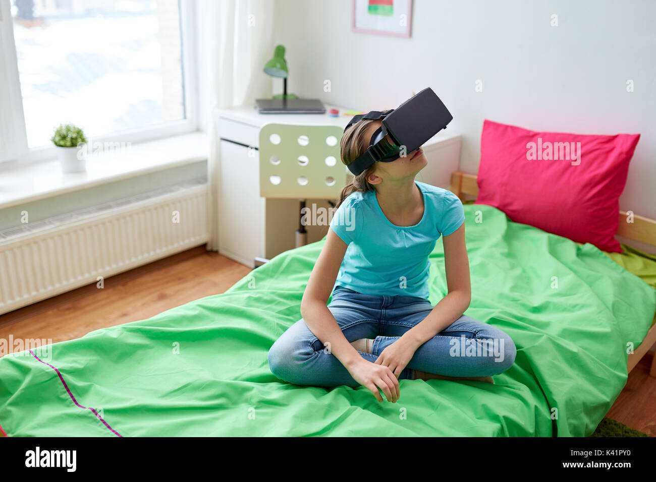 Happy girl en vr ou casque lunettes 3D à la maison Banque D'Images