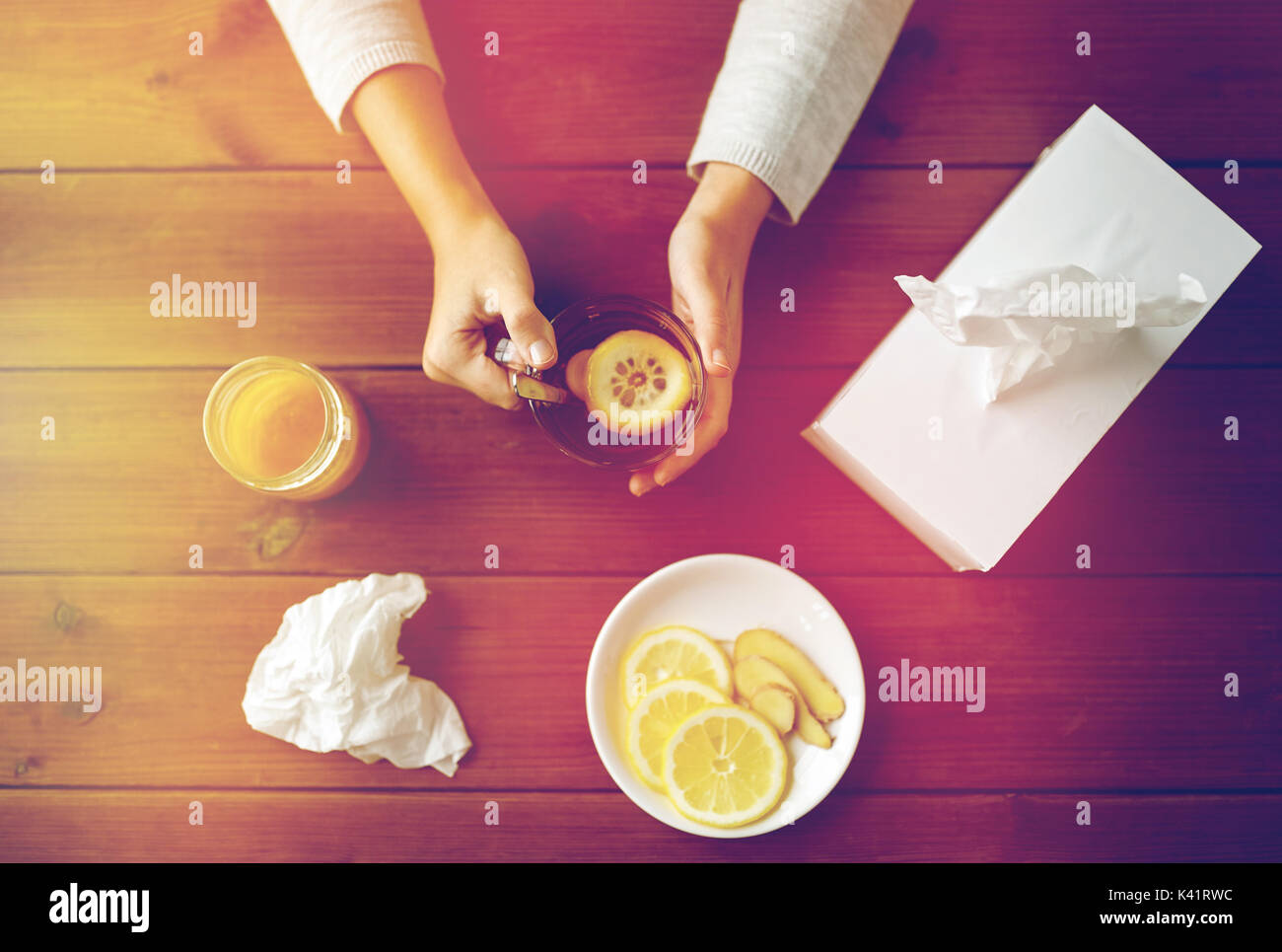 Femme malade de boire du thé au citron et gingembre Banque D'Images