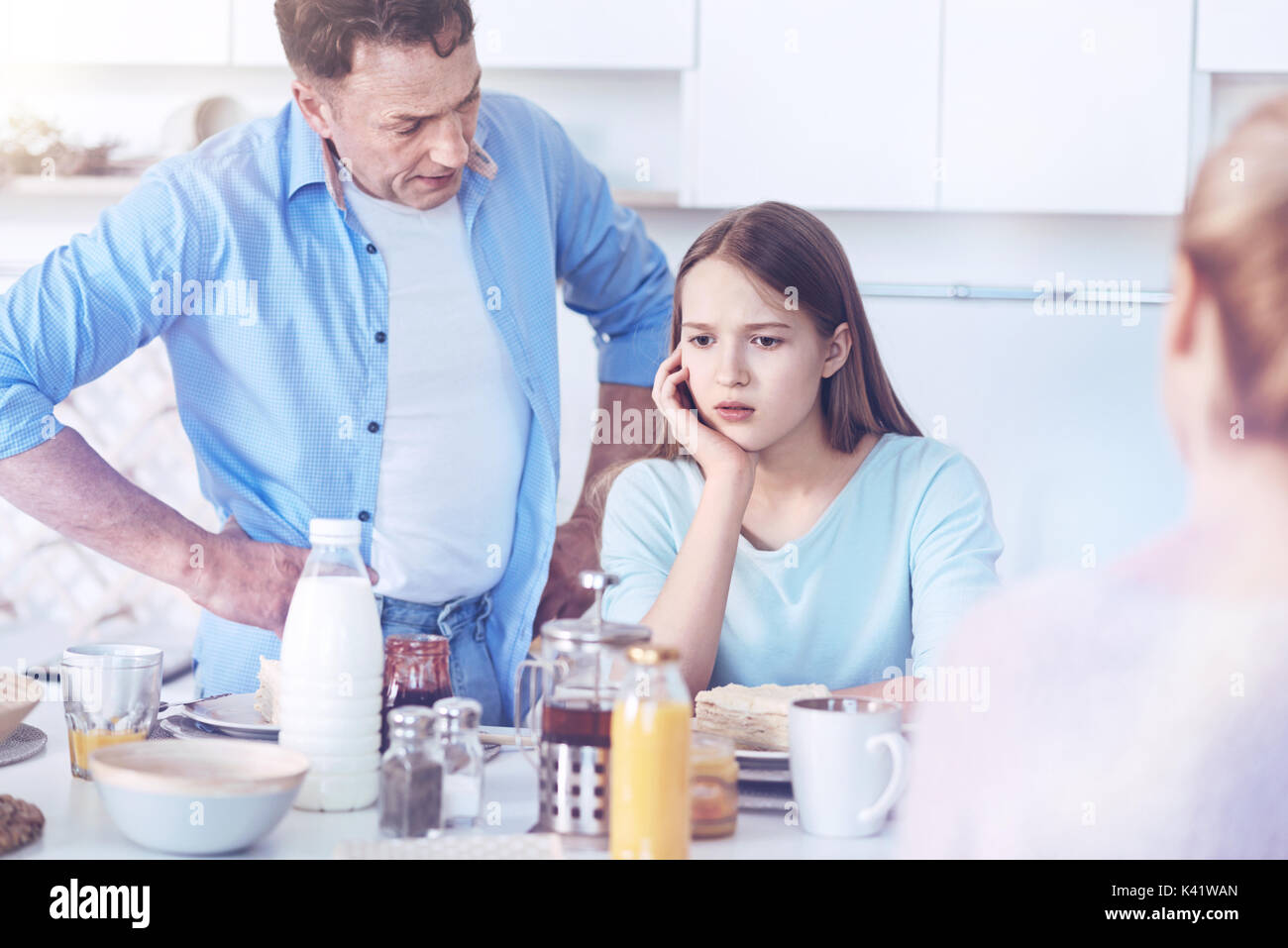 Père aimant avoir de sérieux parler avec sa fille Banque D'Images