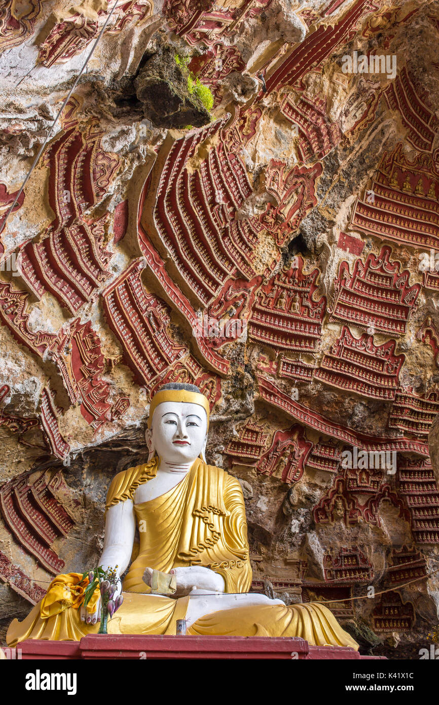 Vieux temple avec des statues de Bouddhas et de sculpture religieuse sur calcaire à Kaw sacré Goon grotte près de Hpa-An au Myanmar (Birmanie) Banque D'Images