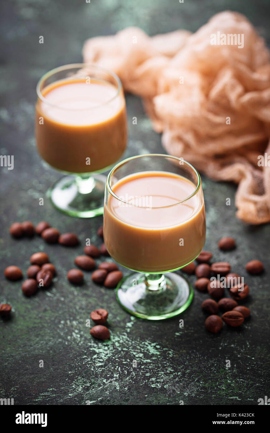 Boisson à la crème irlandaise et les grains de café Banque D'Images
