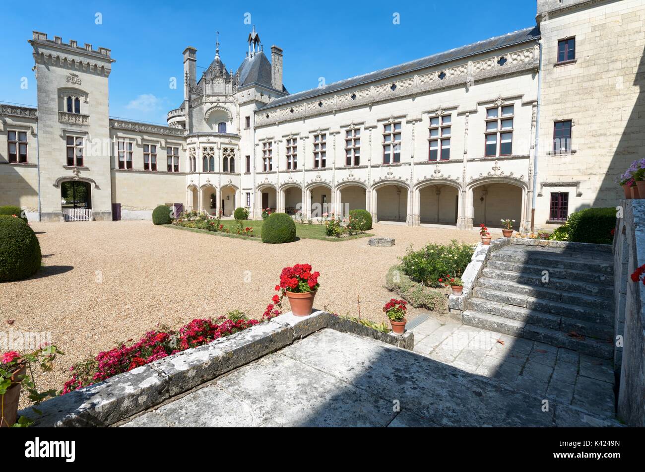 Cour du château Brézé, vallée de la Loire, France. Construit entre le 11ème et 19ème siècles, elle abrite un extraordinaire complexe souterrain, un château dans Banque D'Images