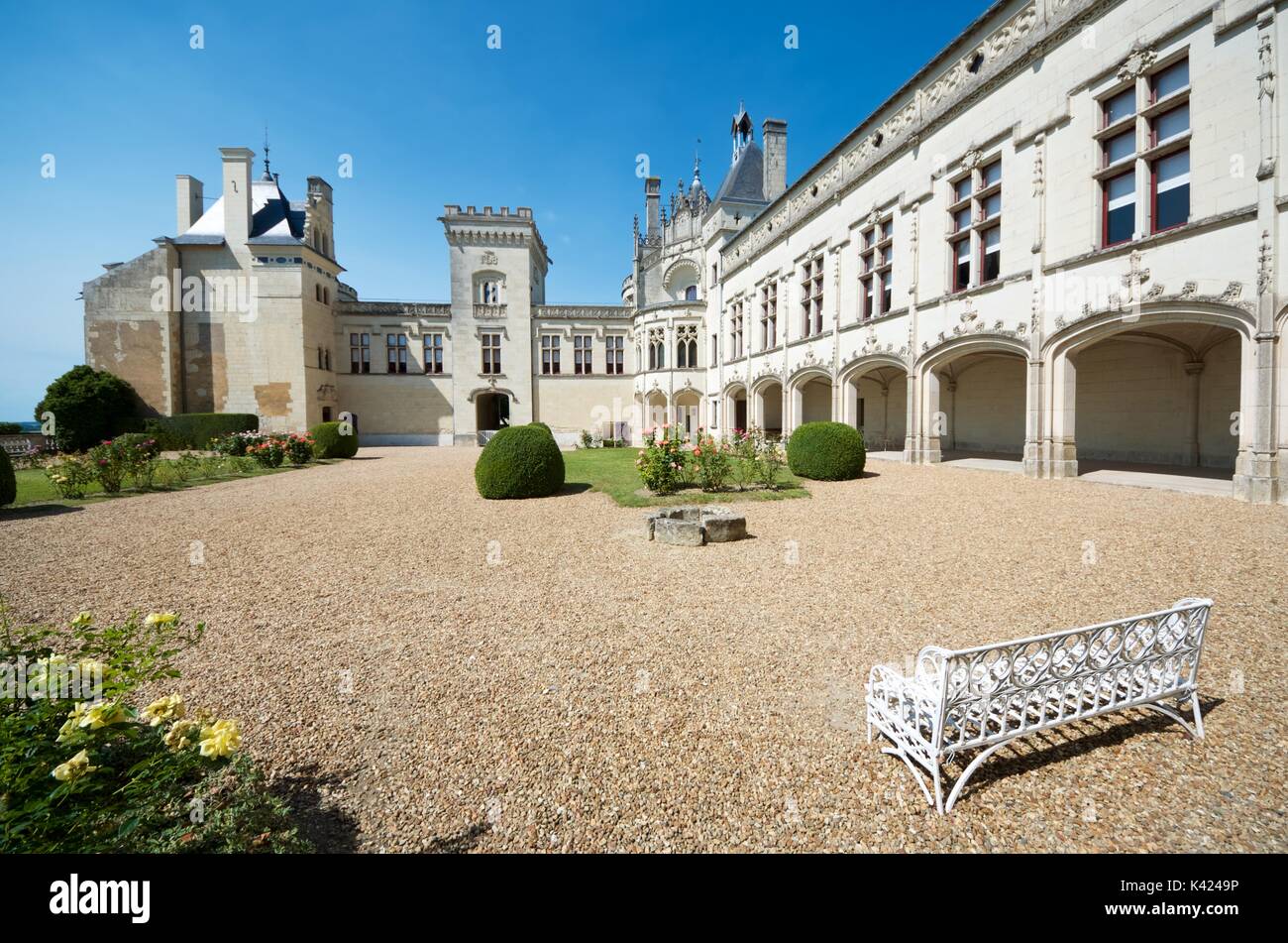 Cour du château Brézé, vallée de la Loire, France. Construit entre le 11ème et 19ème siècles, elle abrite un extraordinaire complexe souterrain, un château dans Banque D'Images