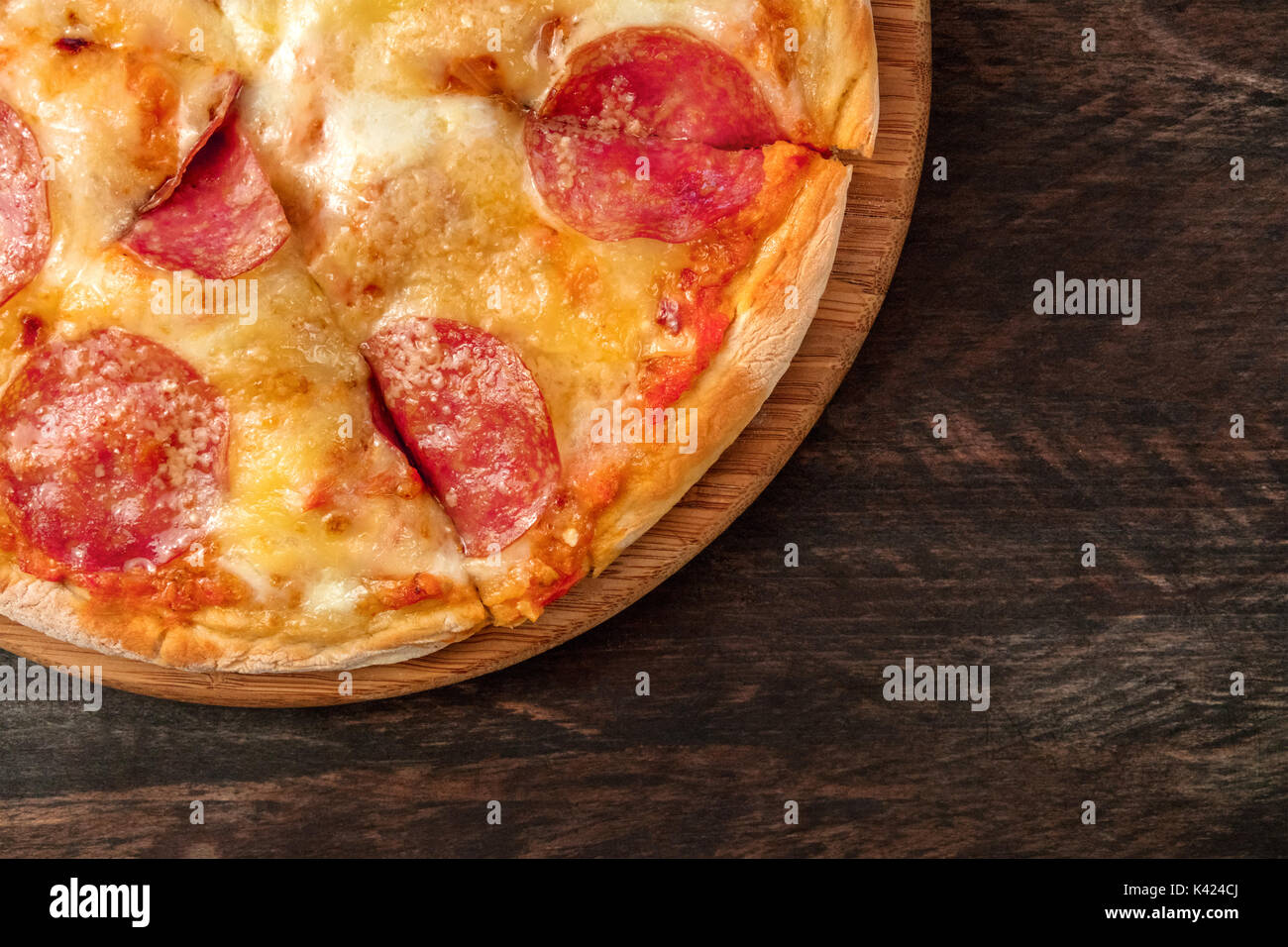 Pizza au pepperoni coupé avec une place pour le texte Banque D'Images
