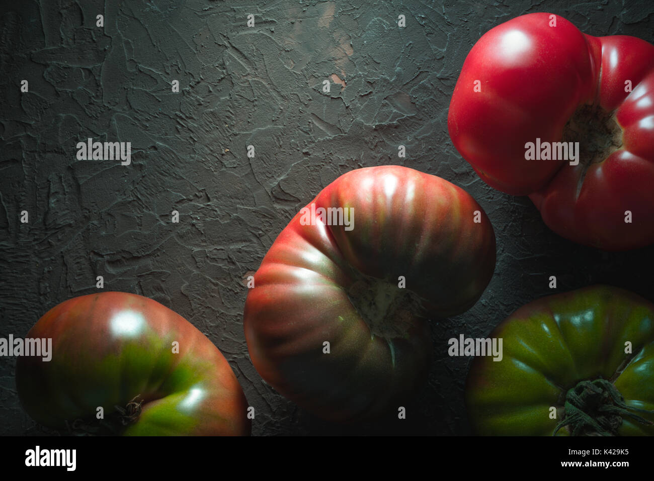 Tomates mûres sur un fond gris horizontal diagonal Banque D'Images