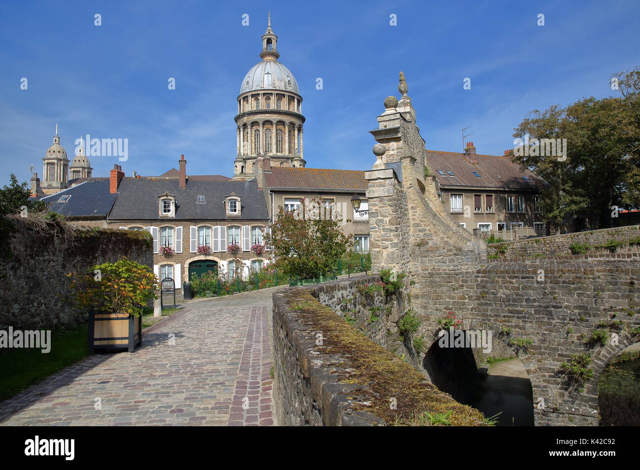 La porte d'entrée pour le Musée du Château et de la Basilique de Notre-Dame en arrière-plan, Boulogne sur Mer, Côte d'Opale, Pas de Calais, hauts de France Banque D'Images