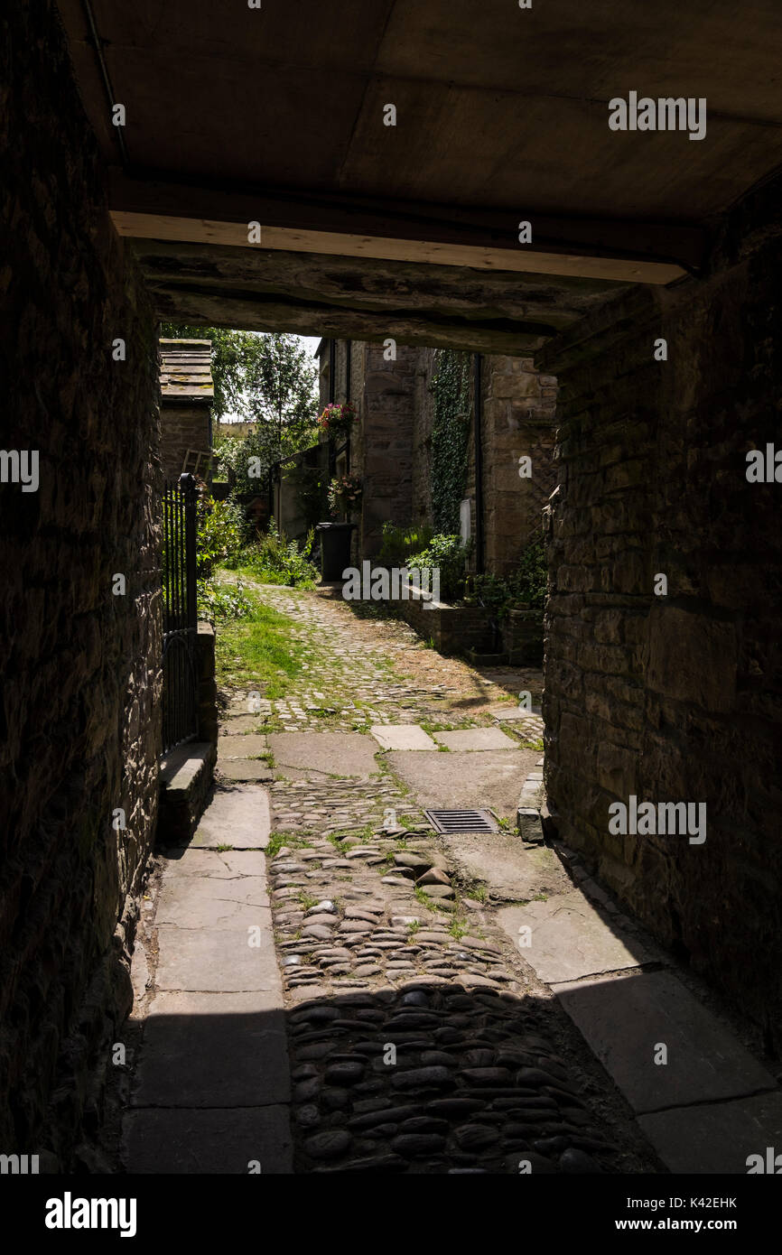 Passage souterrain, Archway, sous une maison à l'leadin sentier Pennine Way in Hawes village, North Yorkshire, England, UK Banque D'Images