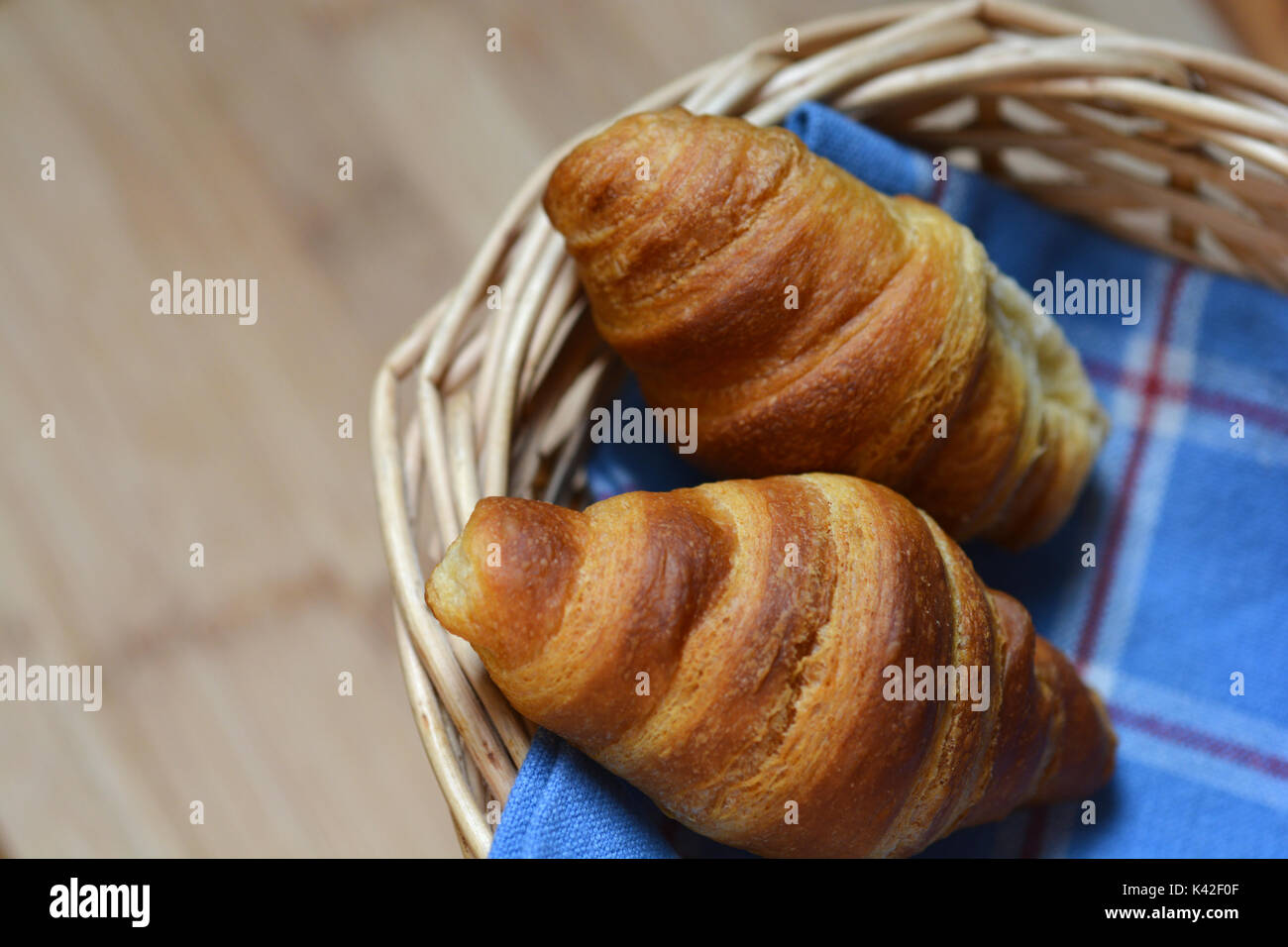 Close up de deux petits croissants dans un panier à pain Banque D'Images