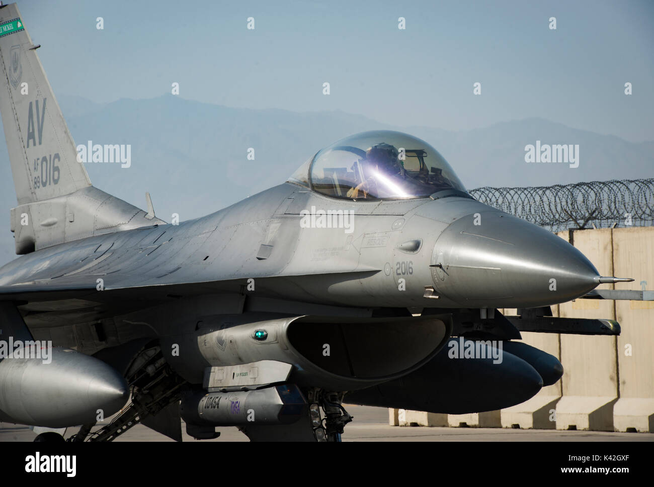 Un F-16 Fighting Falcon Les taxis sur la piste. Banque D'Images