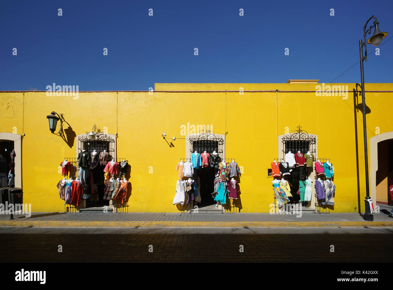 Cholula, Feb 18 : Le jaune vif rue sur Mai 18, 2017 à Cholula, Mexique Banque D'Images