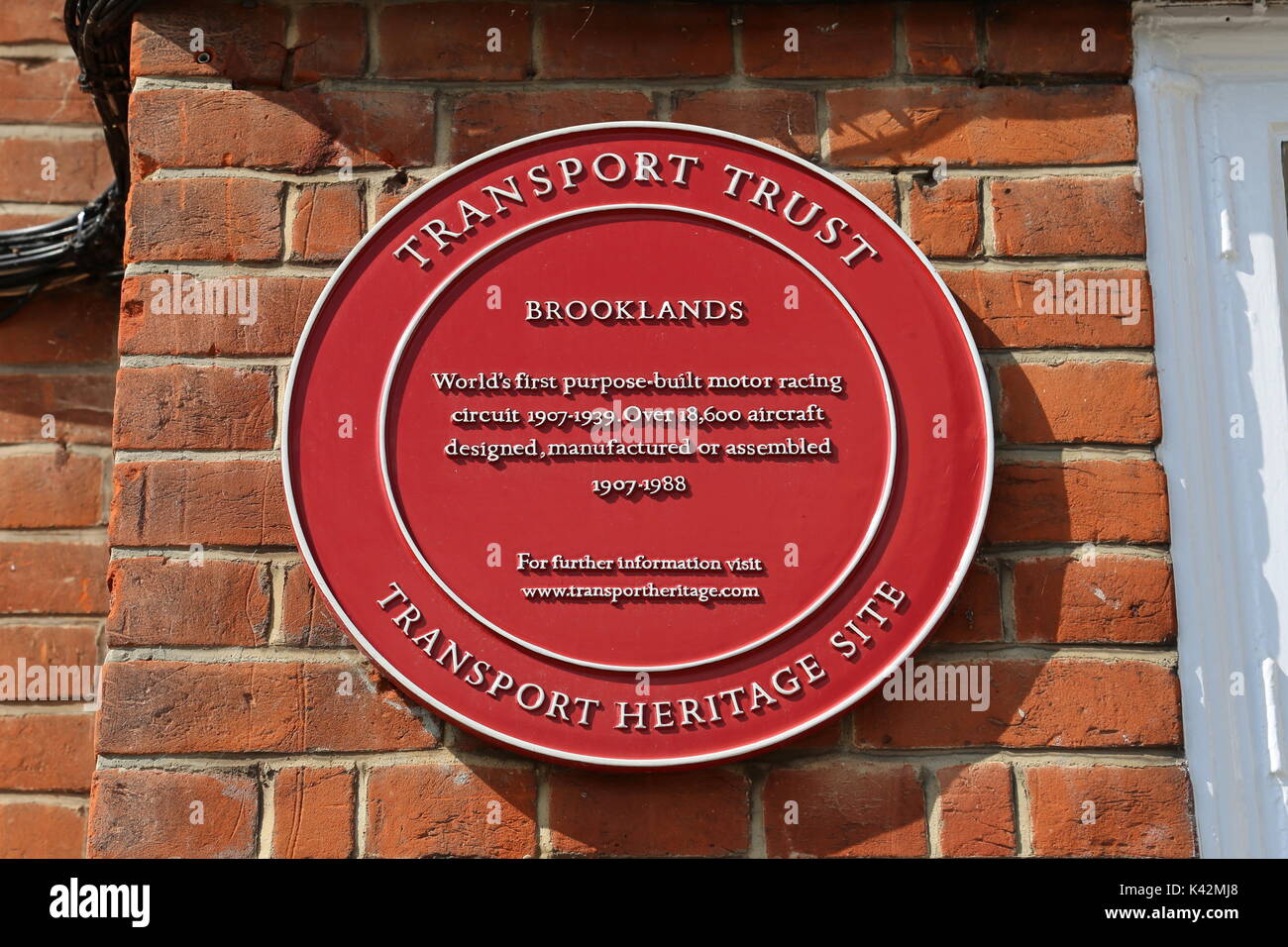 Site du patrimoine Transport plaque, club-house, Musée de Brooklands, Weybridge, Surrey, Angleterre, Grande-Bretagne, Royaume-Uni, UK, Europe Banque D'Images