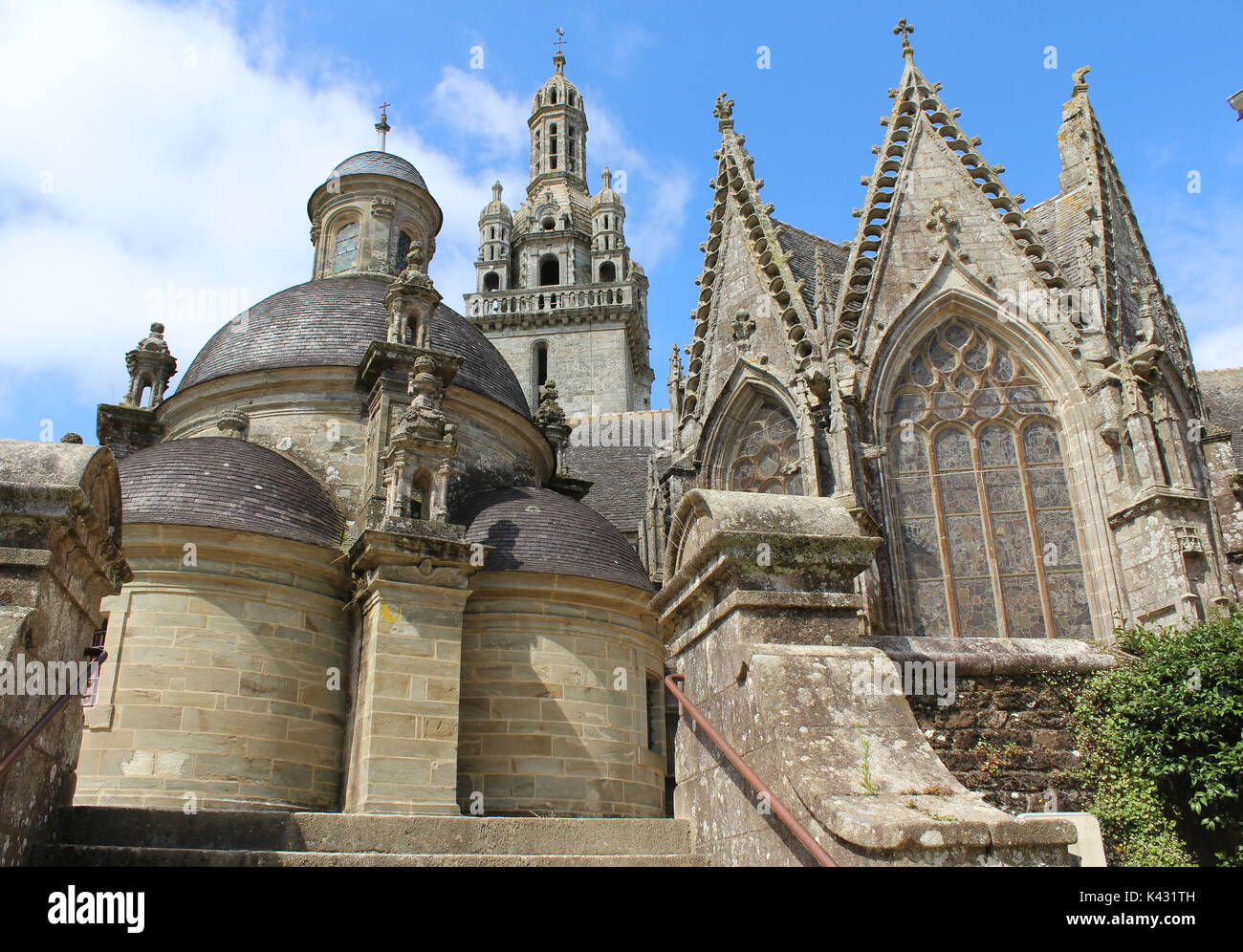 La sacristie et l'église et la tour de Saint-Germain, Pleyben, (Cathédrale), Bretagne, France Banque D'Images