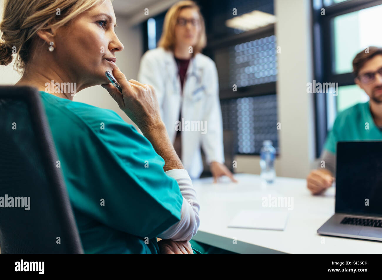 Professionnel de la santé des femmes en réunion avec vos collègues. Médecin lors de réunion dans la salle de conférence. Banque D'Images