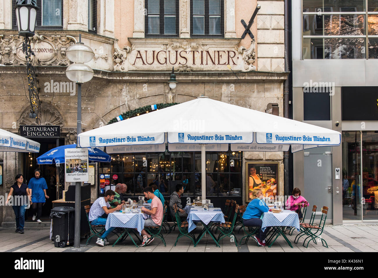 Les touristes assis à des tables à l'extérieur de l'historique de la brasserie Augustiner, Munich, Bavière, Allemagne Banque D'Images