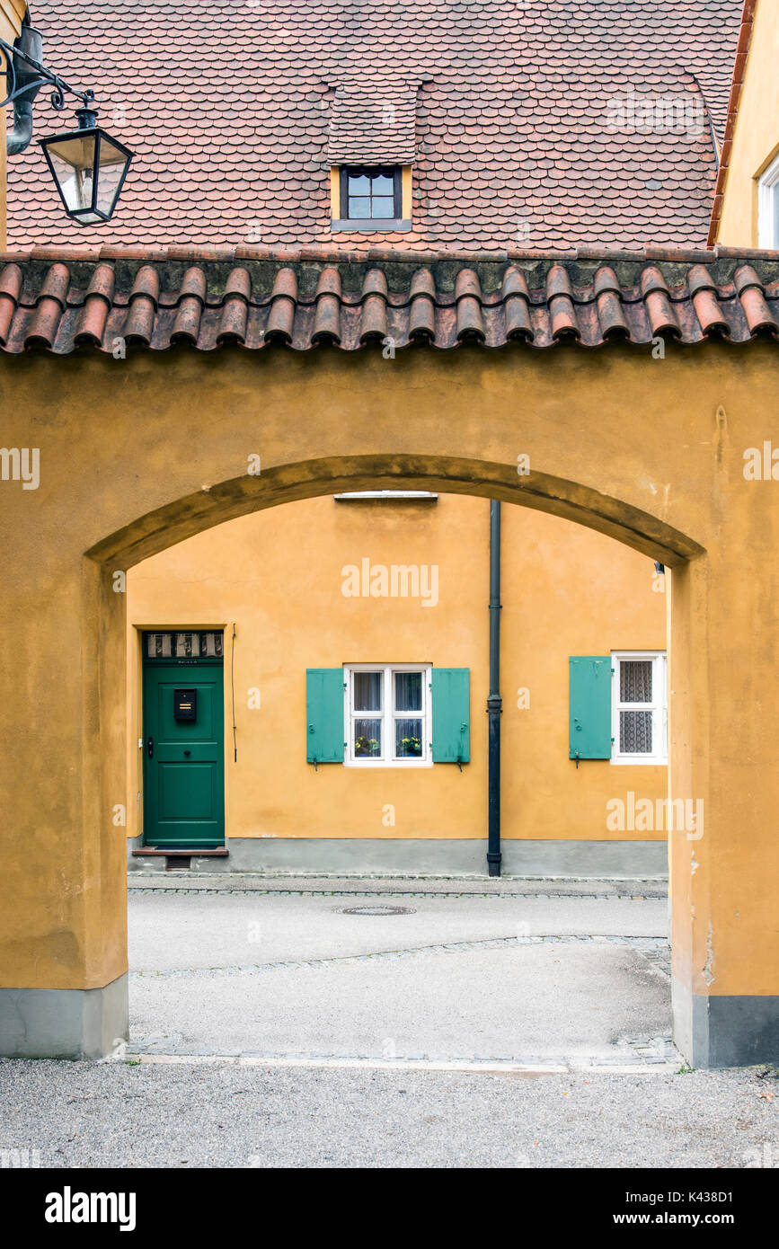 Street View de la Fuggerei settlement, le plus ancien complexe de logements sociaux toujours en usage, Augsbourg, Bavière, Allemagne Banque D'Images