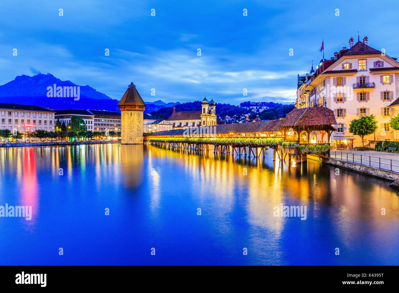 Lucerne, Suisse. centre-ville historique avec son célèbre pont de la chapelle et de mt. pilatus sur l'arrière-plan. (Floralpina), Banque D'Images