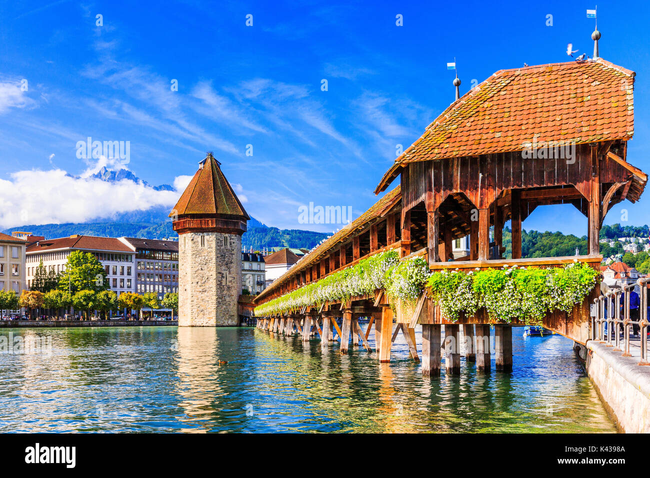 Lucerne, Suisse. Centre-ville historique avec son célèbre pont de la chapelle et de Mt. Pilatus sur l'arrière-plan. (Floralpina), Banque D'Images
