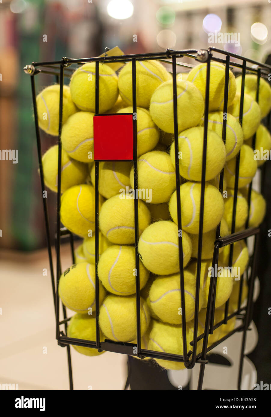 Grand nombre de balles de tennis jaune dans le panier. Close up Banque D'Images