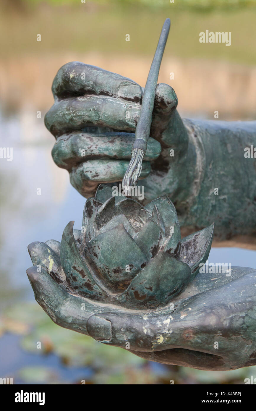 Statue de Latour-marliac nénuphar dans son jardin du temple-sur-Lot france Banque D'Images