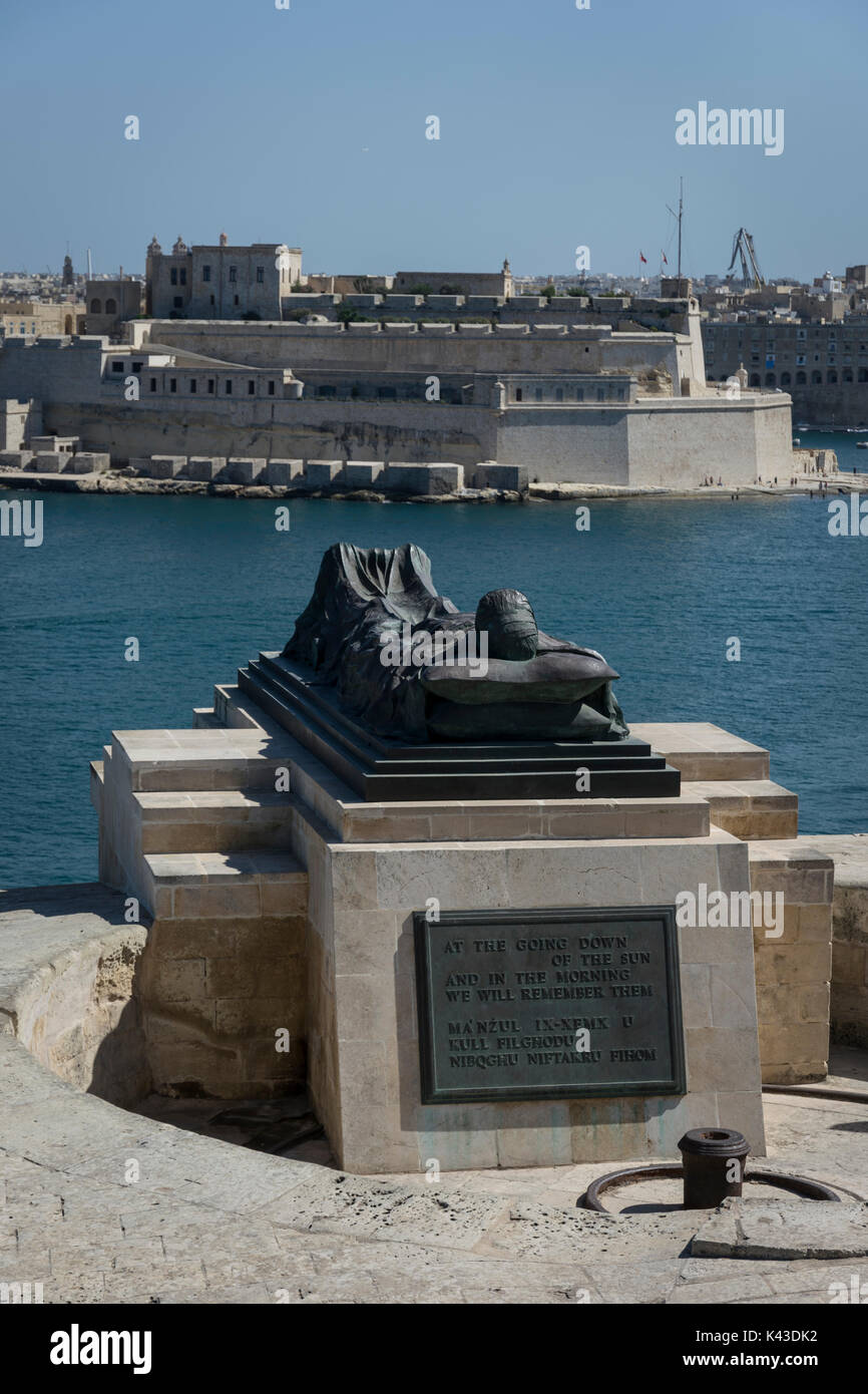 Vue du siège de la guerre, La Valette, Memorial à plus d'entrée du Grand Port, La Valette, Malte vers Fort St Angelo, Birgu. Banque D'Images