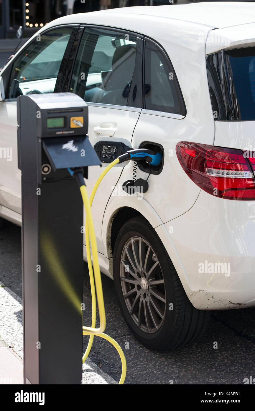 Une voiture électrique à un point de recharge à Brighton . Credit:Terry Applin Banque D'Images