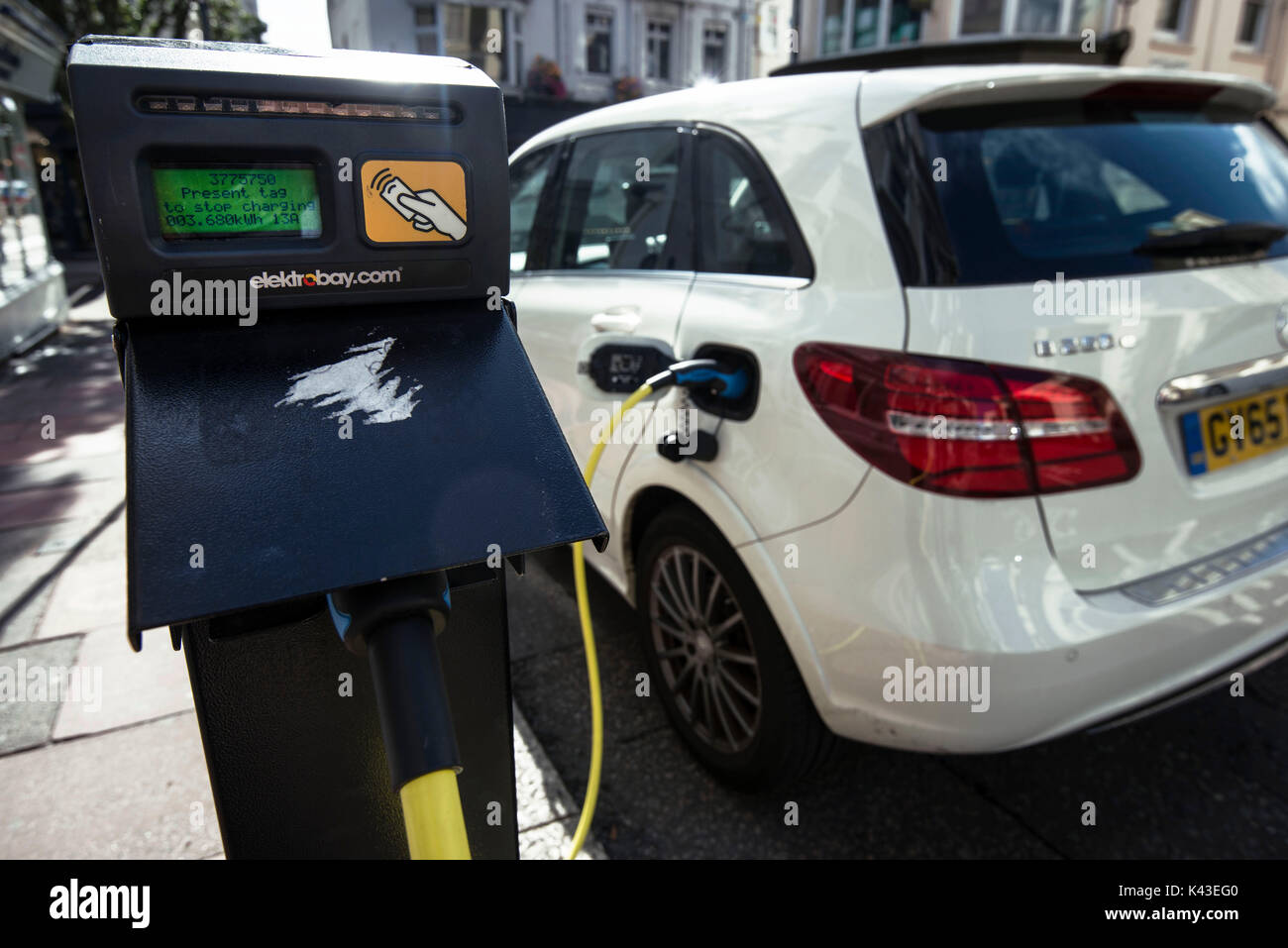 Une voiture électrique à un point de recharge à Brighton . Credit:Terry Applin Banque D'Images