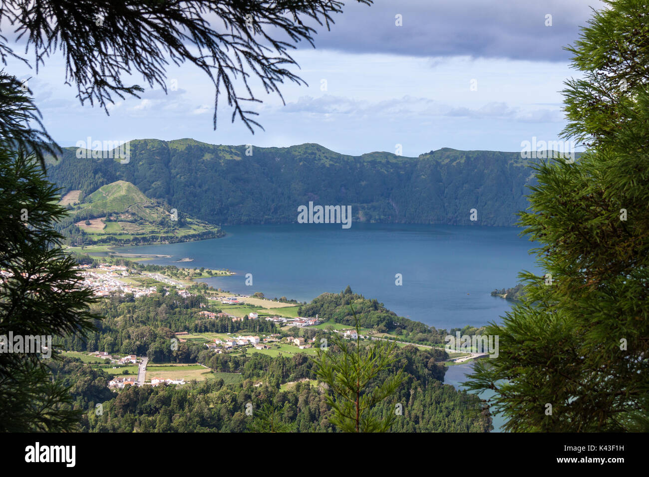 À plus de Lagoa Azul entre arbres, Sao Miguel, Açores Banque D'Images