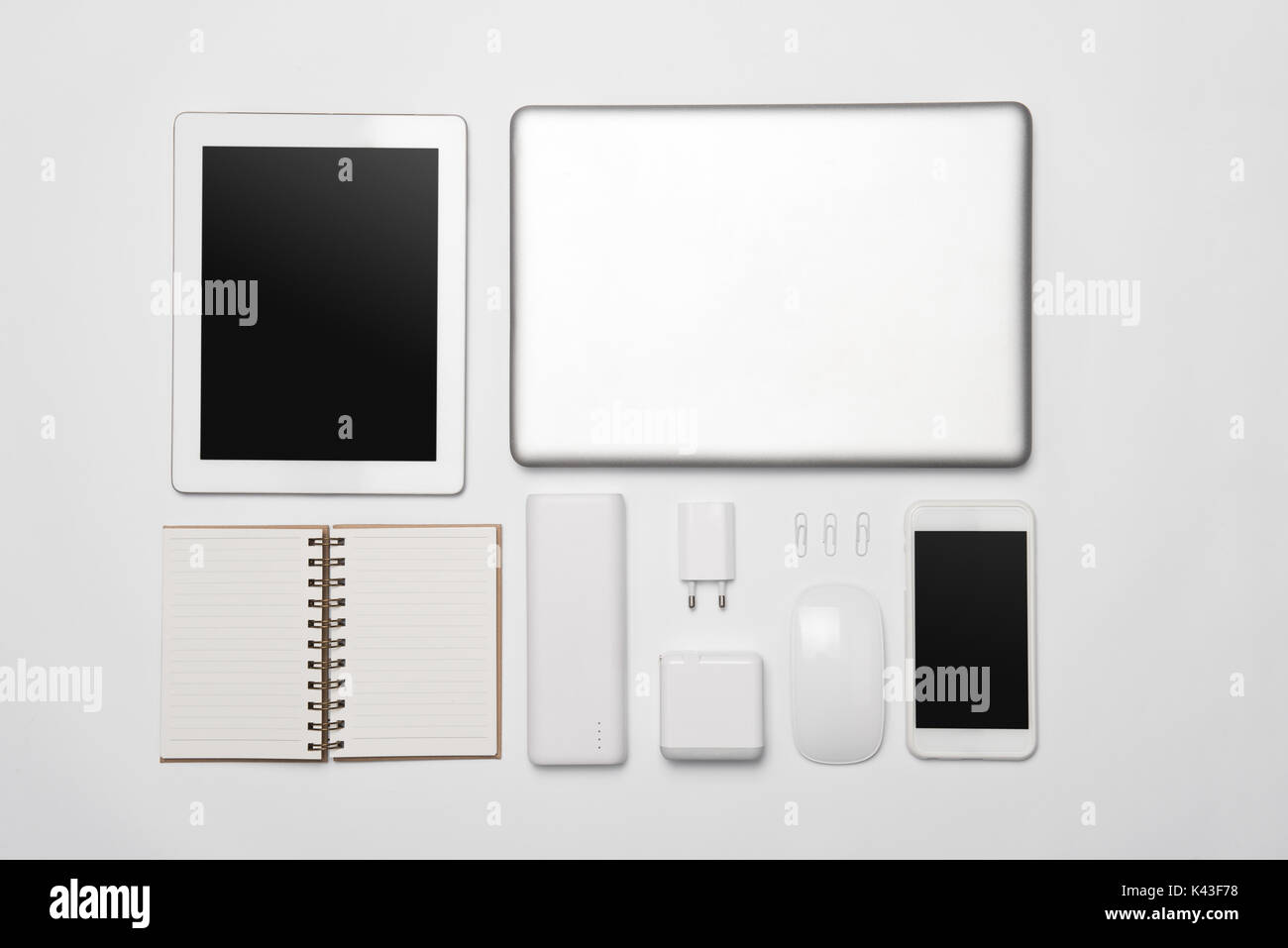 Un ensemble d'affaires minimaliste blanc accessoires et périphériques numériques Banque D'Images