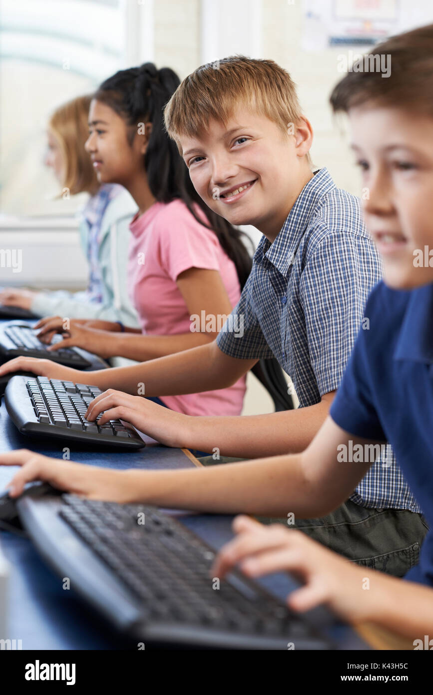 Portrait d'homme élève élémentaire in Computer Class Banque D'Images