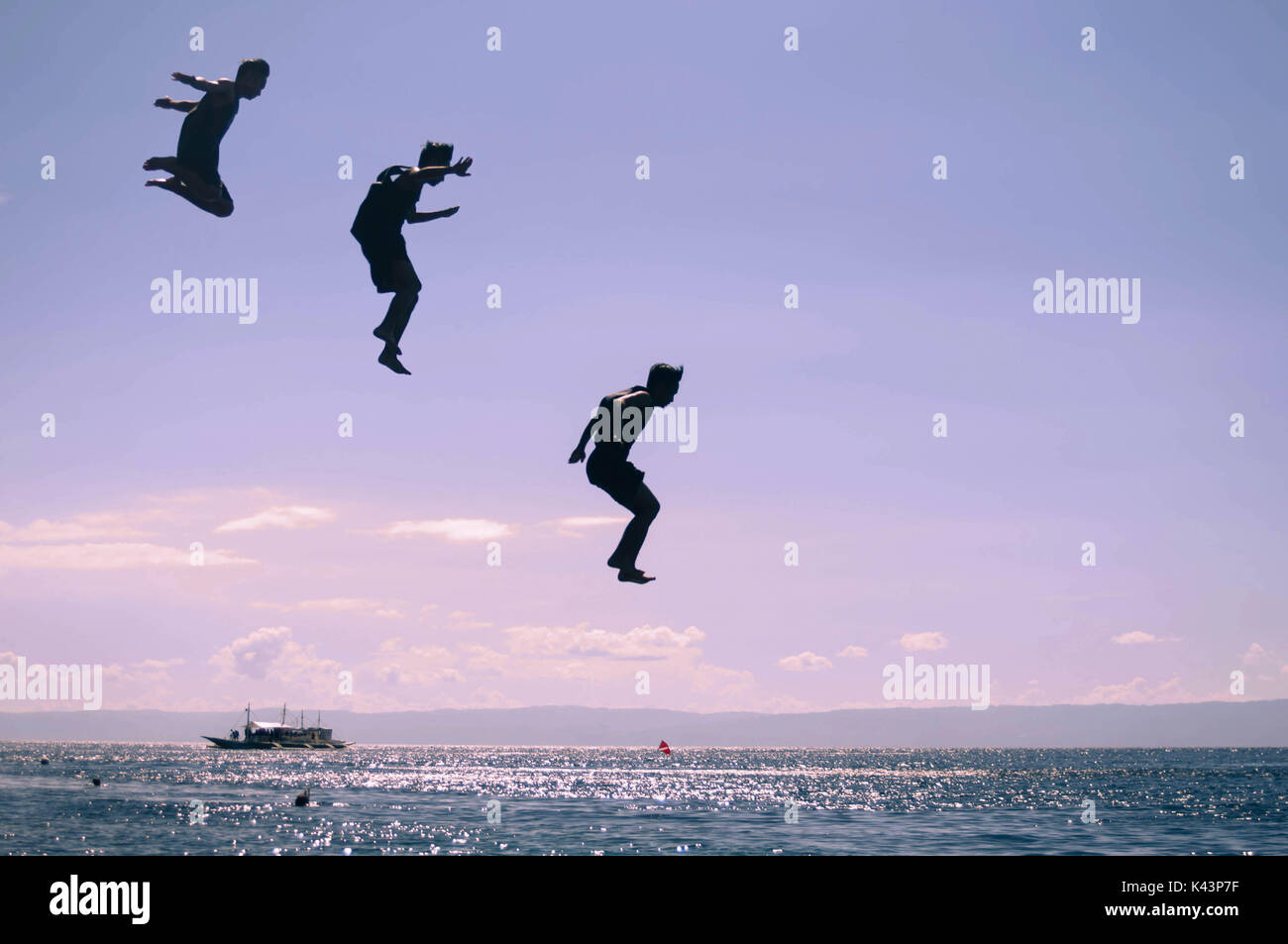 Saut de falaise/ Cliff Diving à Panglao, Bohol, Philippines. Banque D'Images