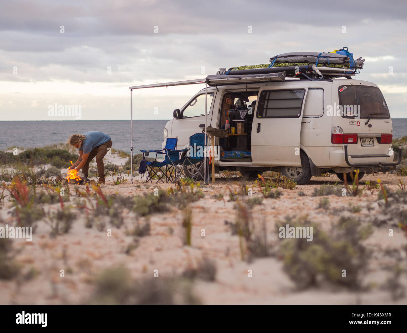 Port Hughes. Rencontrez le couple qui emballé leurs vie dans un van et est allé en voyage au lieu d'entrer dans le 'Daily 9-5 grind'. Elise Taylor (23) et Banque D'Images