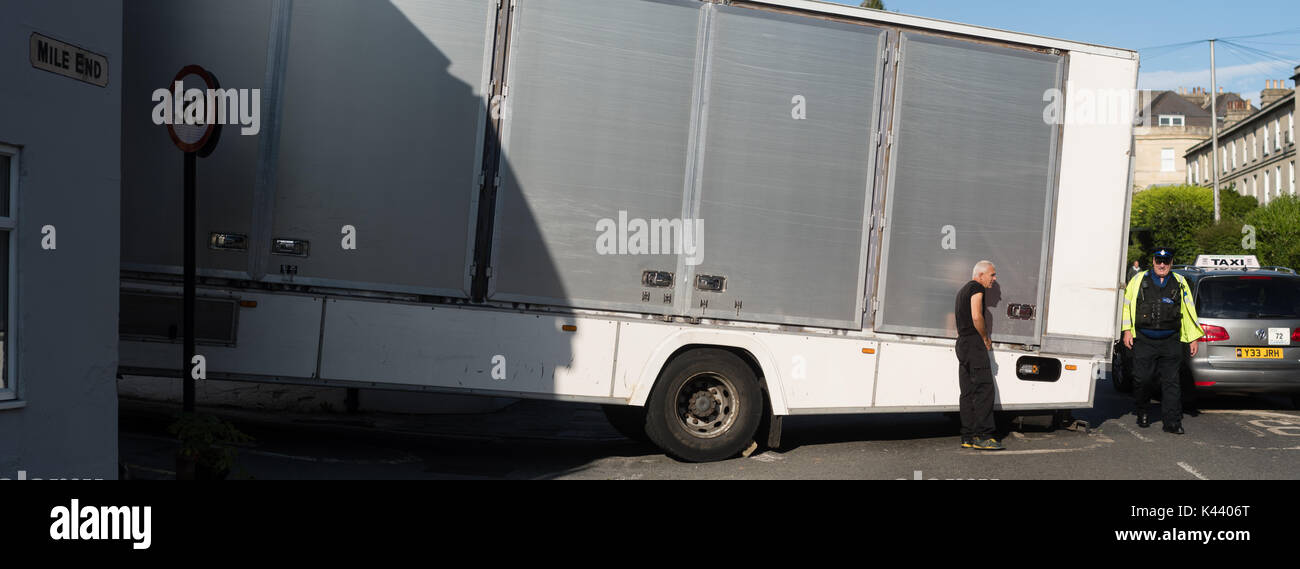 BATH, Royaume-Uni - 01 SEP 2017 Camion bloqué sur pente raide avec chauffeur et policier. Le VHG incapable de bouger après avoir tenté un virage sur la route de Londres Banque D'Images