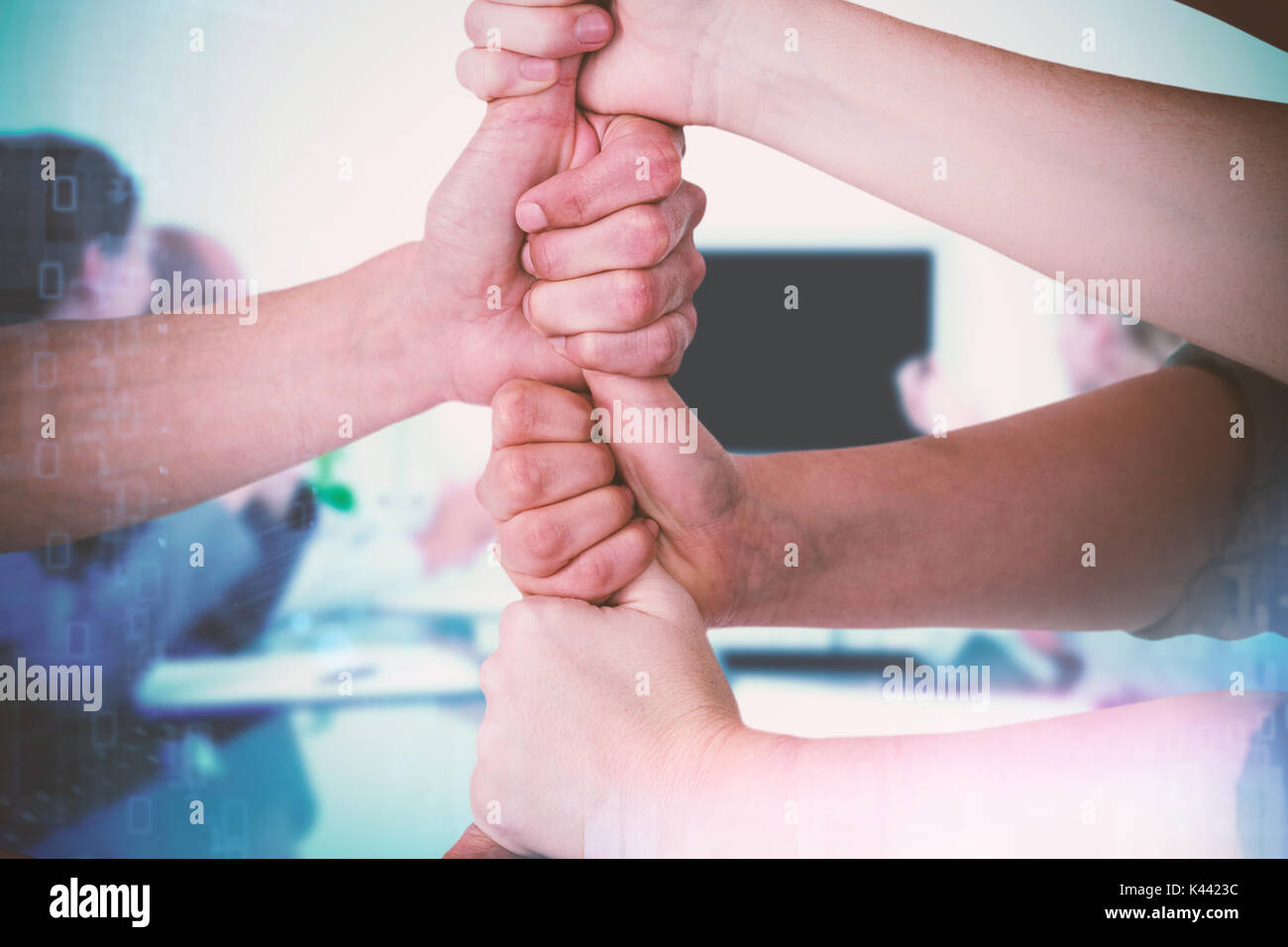 Image composite de l'image recadrée de personnes poings d'empilage Banque D'Images