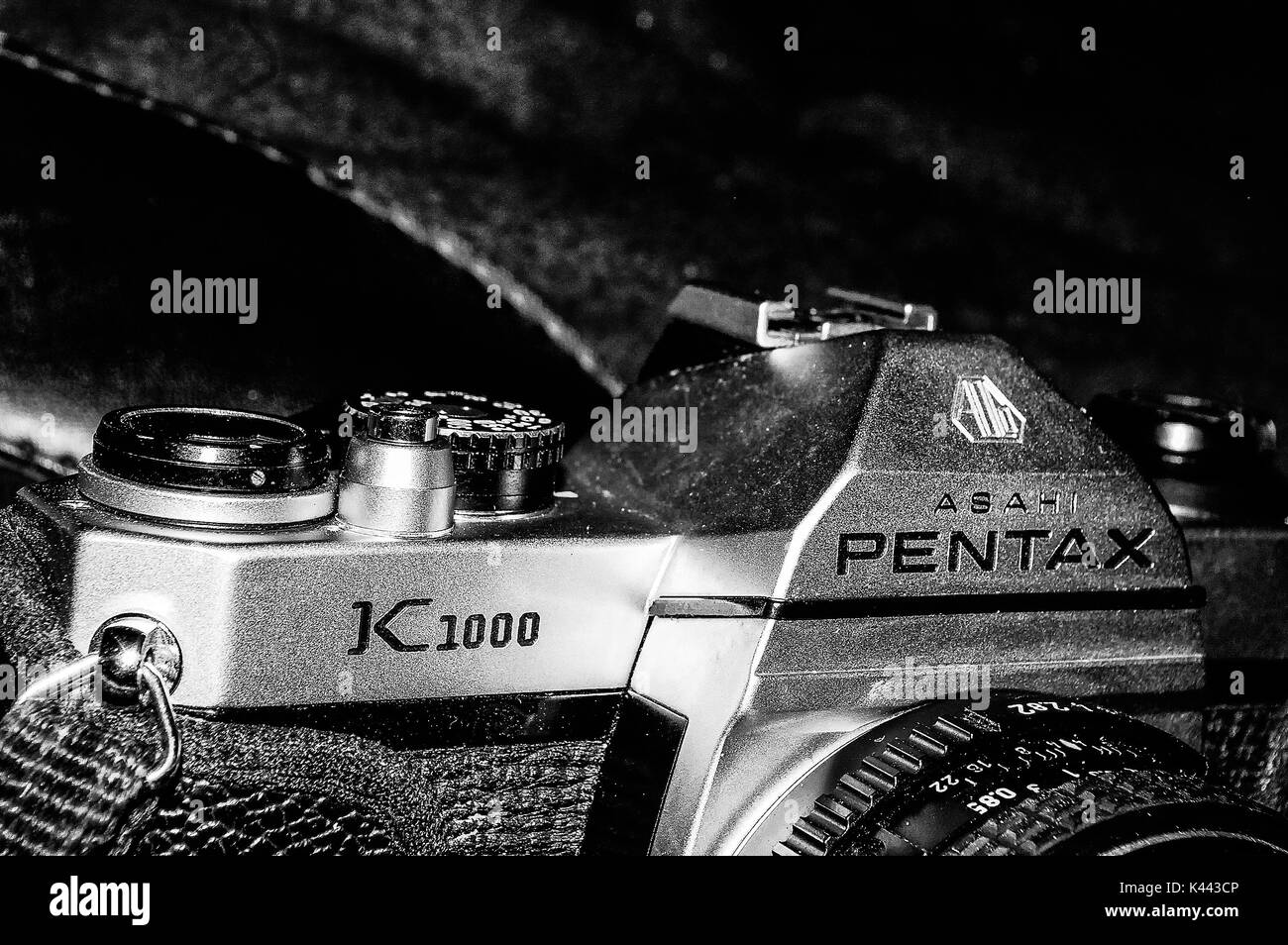 Une image en noir et blanc d'un ancien appareil photo Asahi Pentax K1000 Banque D'Images