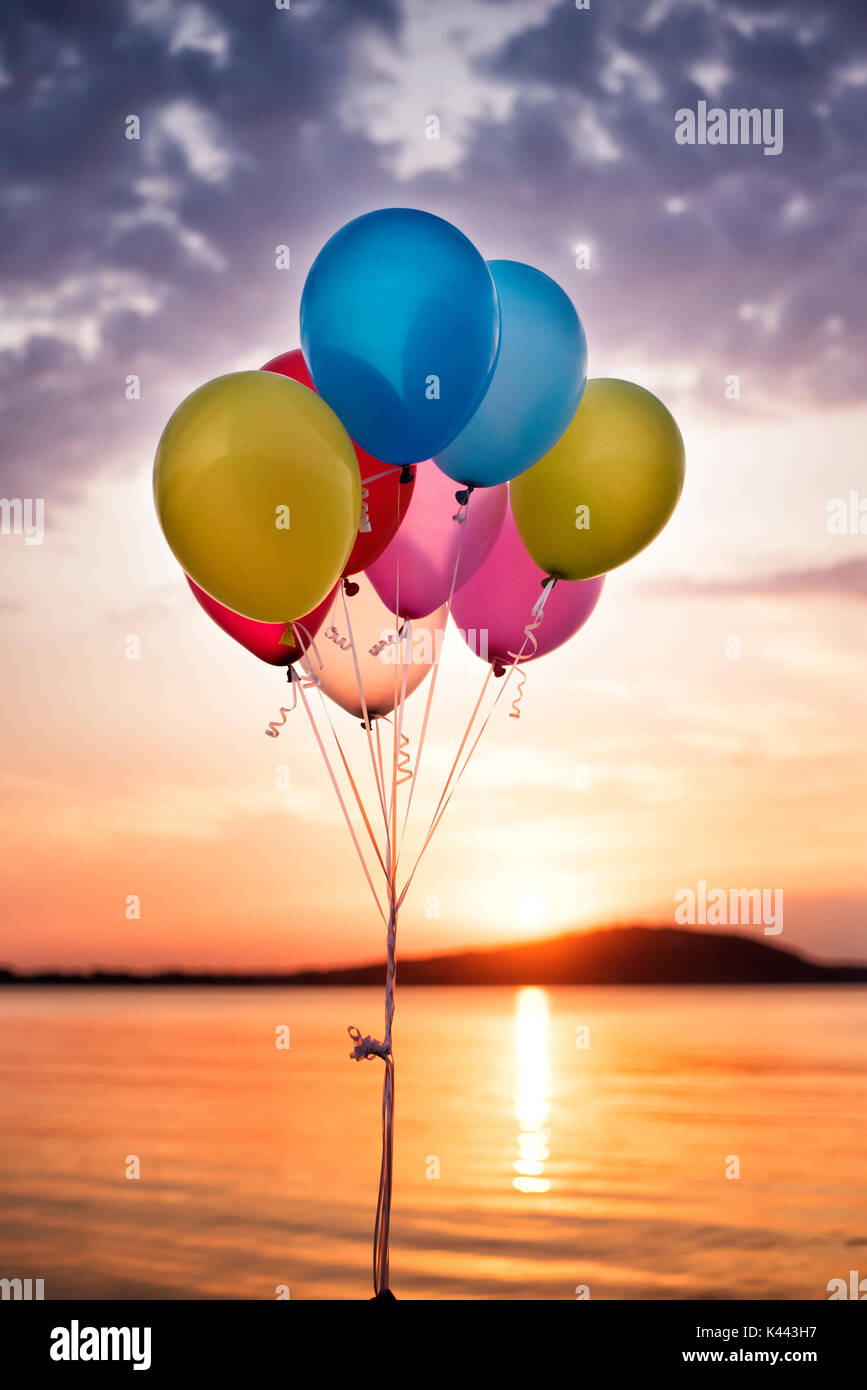 Ballons Colores Sur Le Pont A La Mer Et D Un Beau Coucher Du Soleil Ballons De Fete D Anniversaire Photo Stock Alamy
