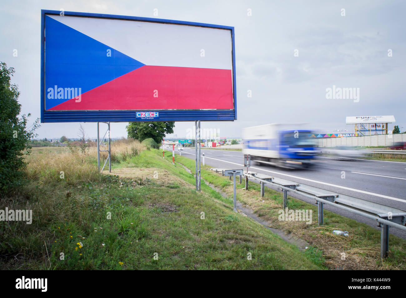 Avec son drapeau de la République tchèque, l'autoroute D1 Banque D'Images