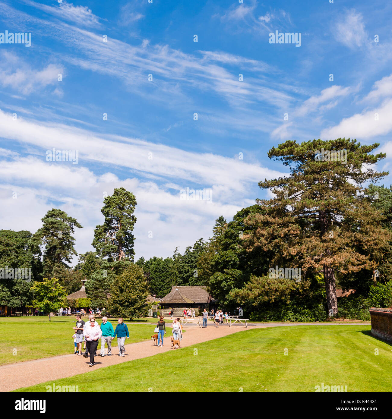 Les visiteurs près de l'entrée de Sandringham House et jardins à Sandringham Estate à Norfolk , Angleterre , Angleterre , Royaume-Uni Banque D'Images