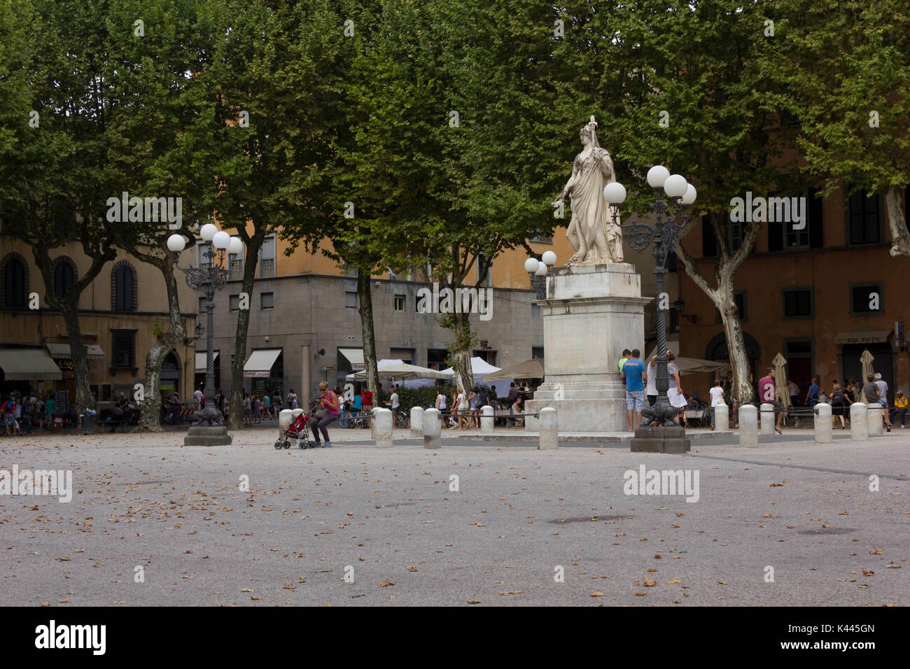 LUCCA, ITALIE - 15 août 2015 : Napoleone square dans la ville de Lucques en Toscane, Italie, avec peu de gens autour de Banque D'Images