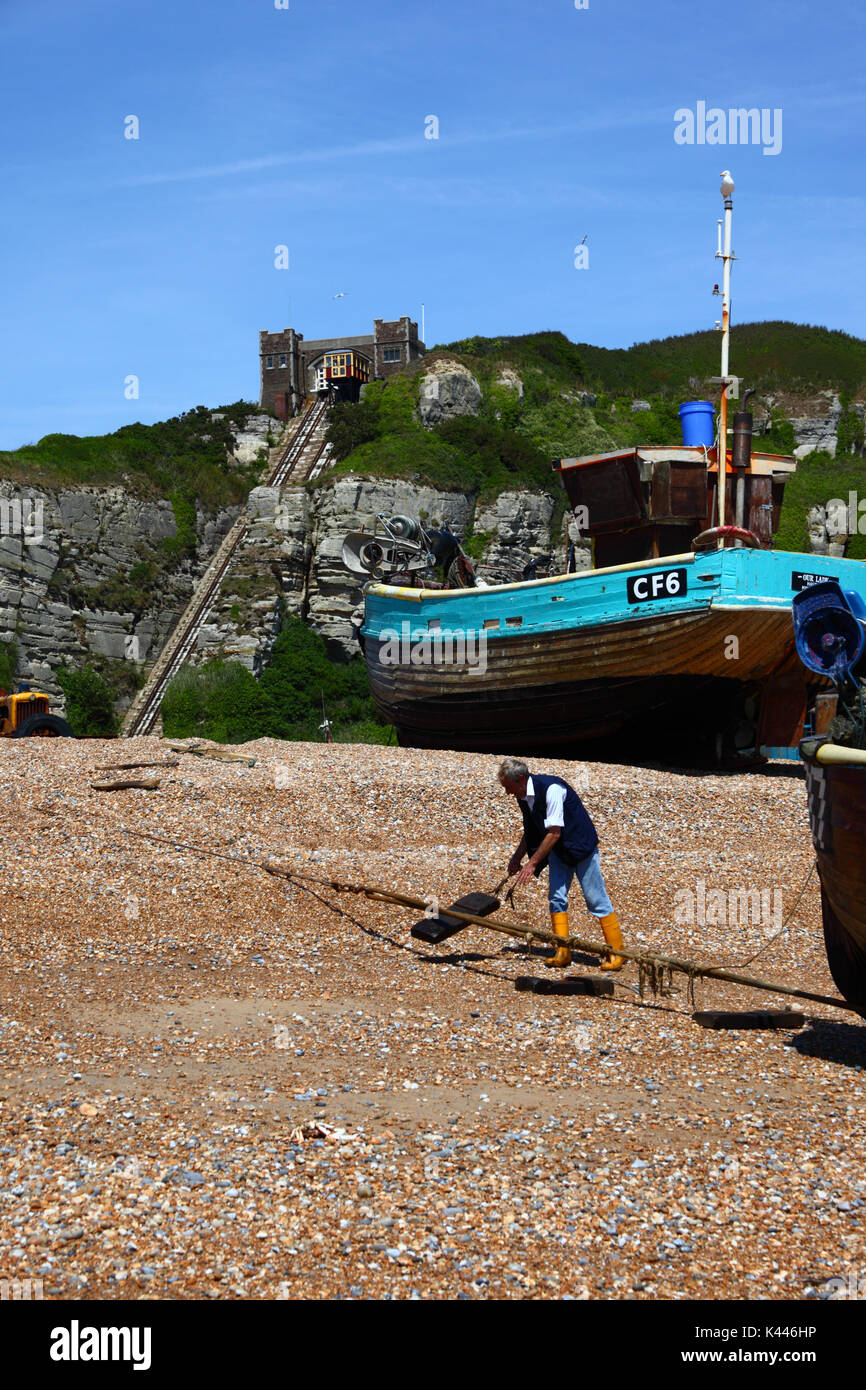 Mettre pêcheur cale en bois en face du bateau de pêche pour protéger la quille comme il est halé de galets, Hastings, East Sussex, Angleterre Banque D'Images