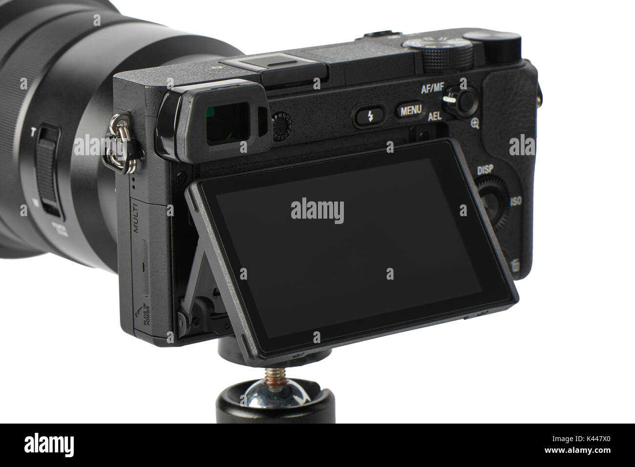 Gros plan du mirrorless caméra à objectif interchangeable avec objectif zoom et tilt shift de moniteur sur un trépied Banque D'Images
