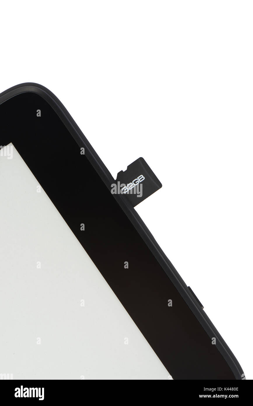 Close-up de carte micro SD dans un emplacement dans un dispositif d'E-livre, isolated on white Banque D'Images