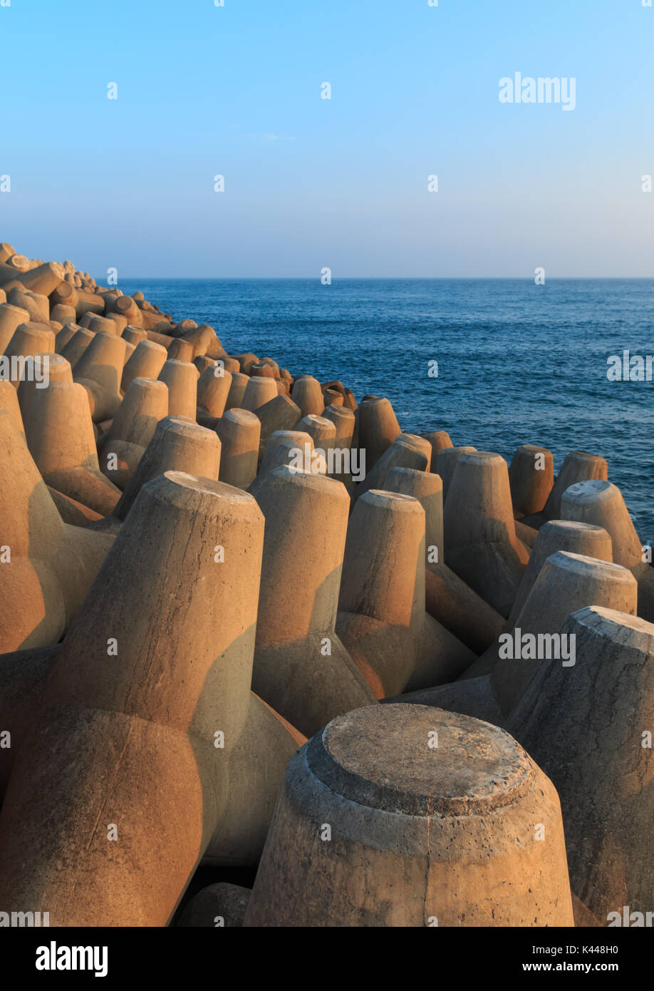 Les tétrapodes de béton avec Seascape au coucher du soleil dans l'île de Jéju, en Corée Banque D'Images